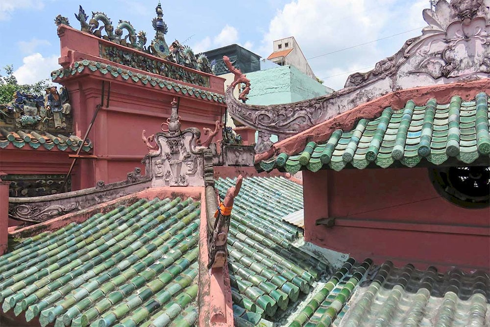 Bờ tường, góc mái được trang trí đồ gốm tinh xảo
